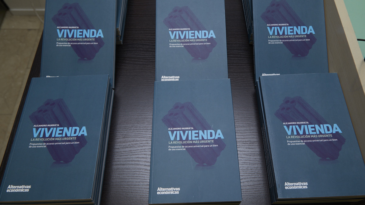 Alejandro Inurrieta presenta “Vivienda, la revolución más urgente” en la Sala de Ámbito Cultural de El Corte Inglés de Pamplona. IÑIGO ALZUGARAY