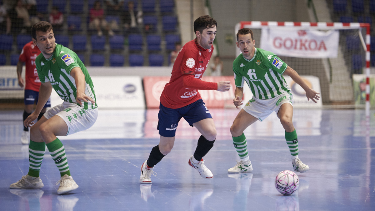 Osasuna Xota se enfrenta al Betis Futsal en el Pabellón Anaitasuna. PABLO LASAOSA
