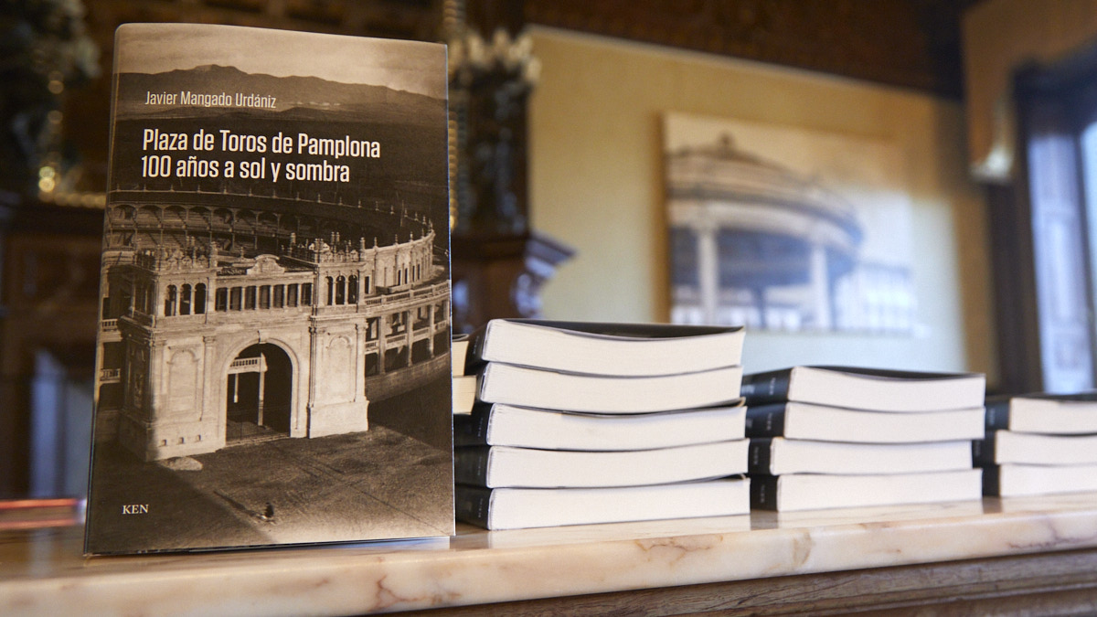 Presentación del libro de Javier Mangado Urdániz "Plaza de toros de Pamplona. Cien años a sol y sombra" en el Nuevo Casino de Pamplona. IÑIGO ALZUGARAY