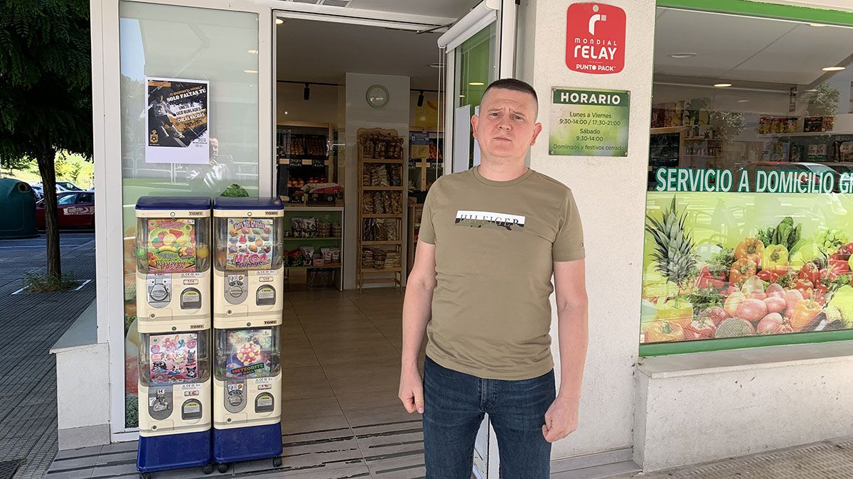 El ucraniano Bohdan Koshovsky en su tienda del barrio de Ripagaina. Navarra.com