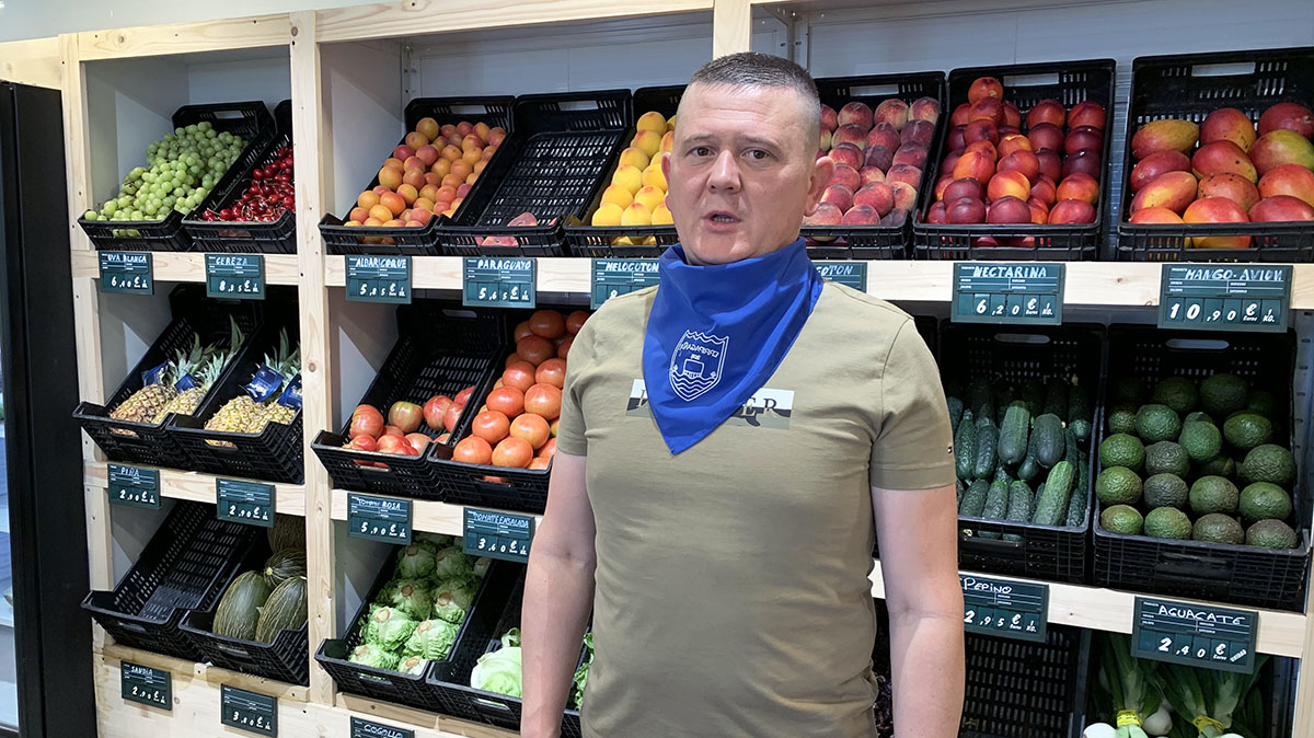 El ucraniano Bohdan Koshovsky en su tienda del barrio de Ripagaina. Navarra.com