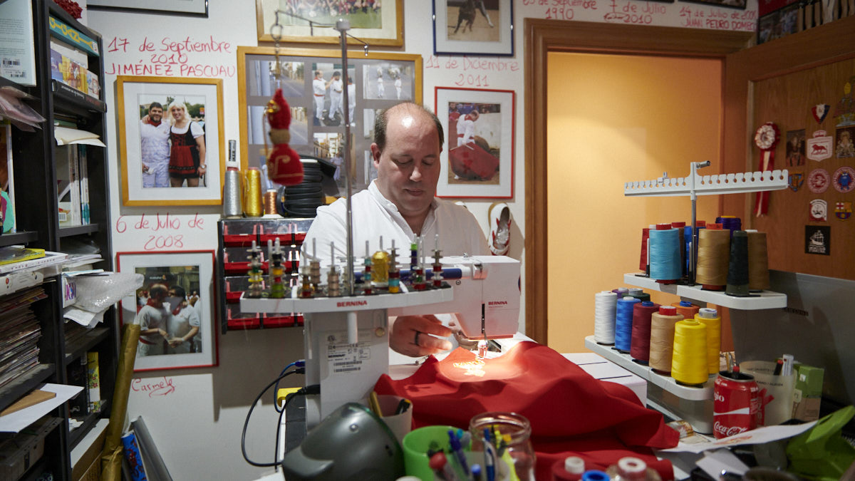 Eder Sanz, bordador del capote de paseo de Ferrera. IRANZU LARRASOAÑA