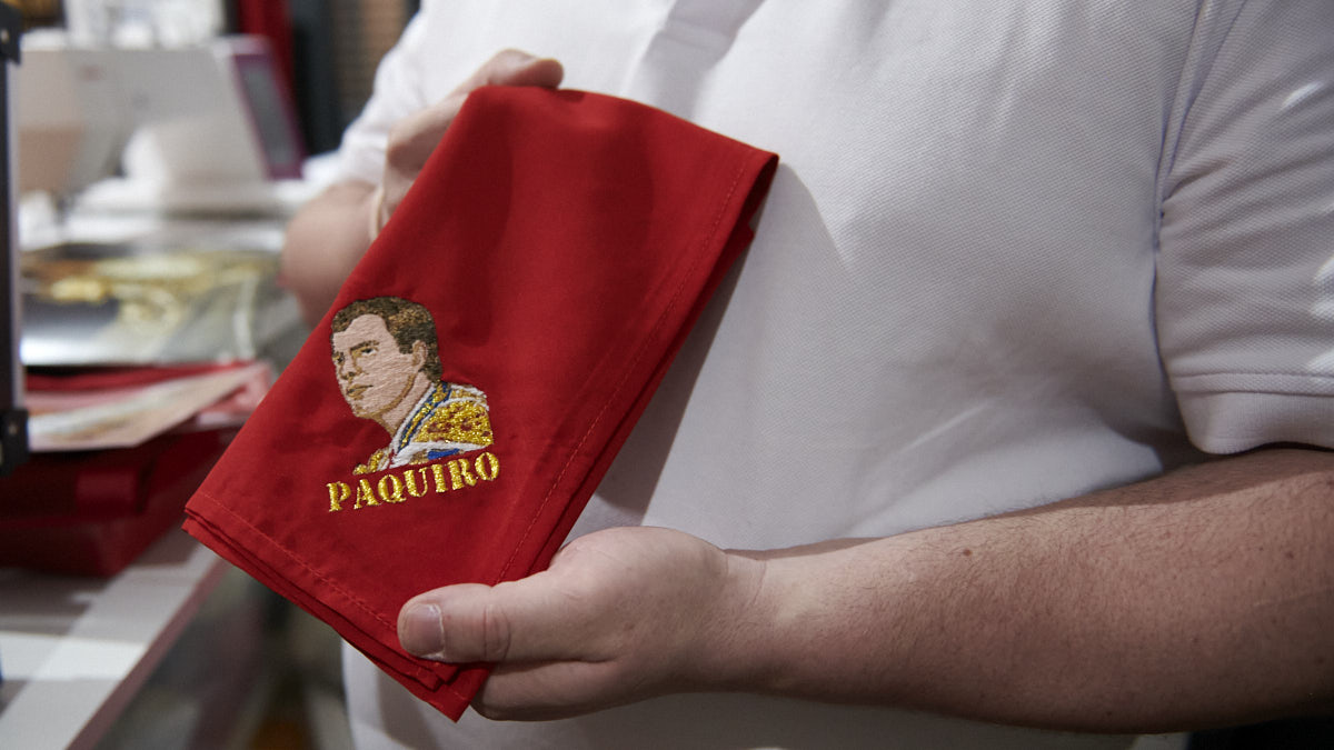 Eder Sanz, bordador del capote de paseo de Ferrera. IRANZU LARRASOAÑA