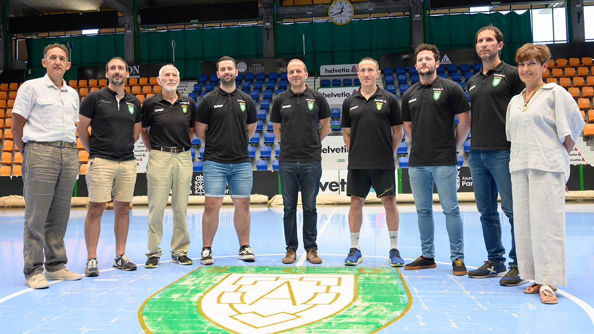 Cuerpo técnico del Anaitasuna con el entrenador, Quique Domínguez, en el centro de la imagen. Cedida.