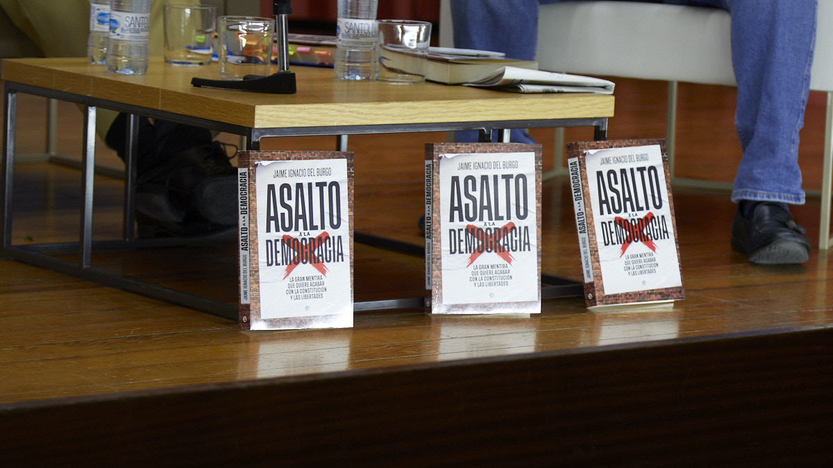 Jaime Ignacio del Burgo presenta su último libro 'Asalto a la democracia. La gran mentira que quiere acabar con la Constitución y las libertades'. IÑIGO ALZUGARAY