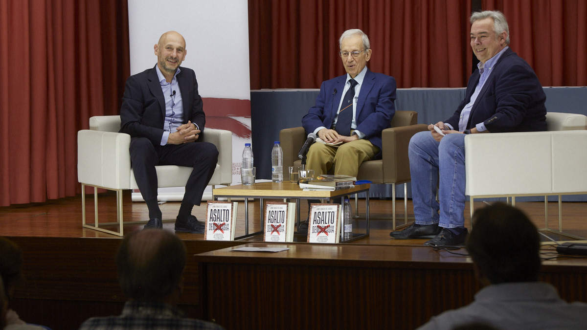 Jaime Ignacio del Burgo presenta su último libro 'Asalto a la democracia. La gran mentira que quiere acabar con la Constitución y las libertades'. IÑIGO ALZUGARAY