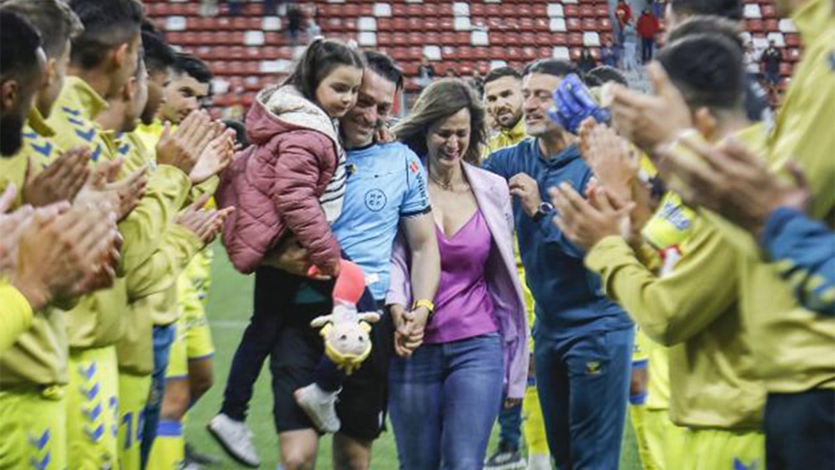 Pasillo a Prieto Iglesias en el partido Sporting - Las Palmas. FNF.