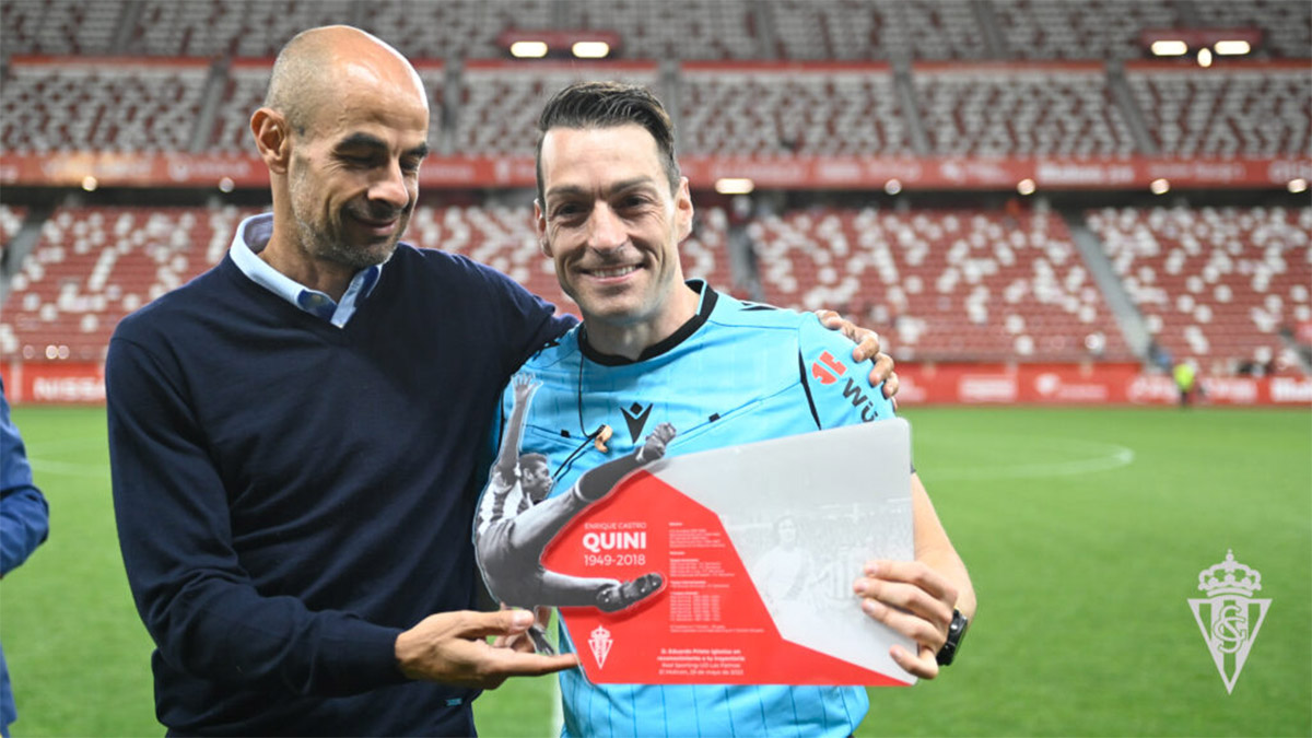 Prieto Iglesias recibe un regalo del Sporting en su último partido. FNF.