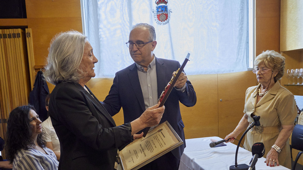 Enrique Maya, visita la Casa de Cantabria en Navarra para participar en el acto de homenaje a José Gómez Zubieta, presidente y fundador de la entidad, fallecido el marzo de 2022. IÑIGO ALZUGARAY