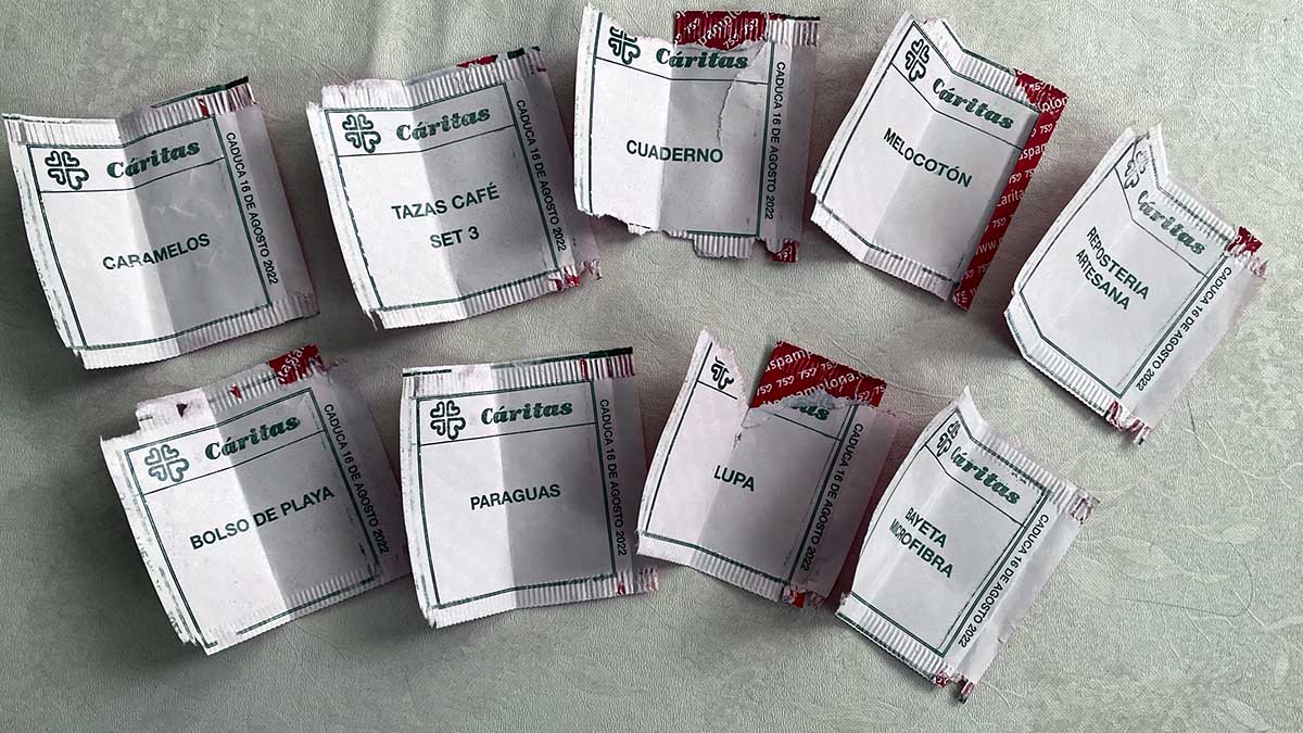 Varios boletos premiados en la Tómbola de Cáritas de Pamplona de 2022.