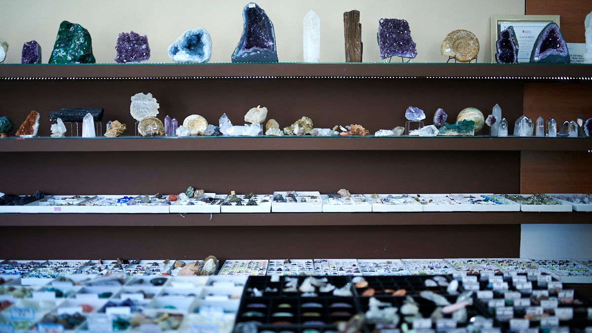 Kanek, tienda de antigüedades y minerales en la calle Paulino Caballero de Pamplona. PABLO LASAOSA