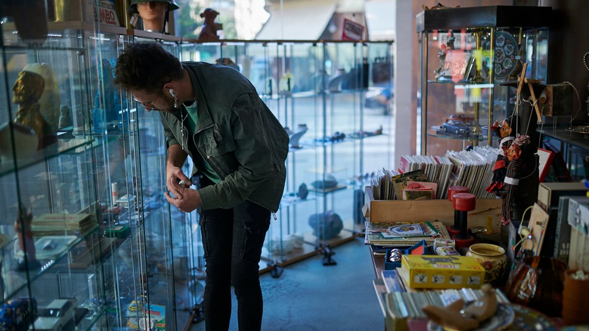 Kanek, tienda de antigüedades y minerales en la calle Paulino Caballero de Pamplona. PABLO LASAOSA
