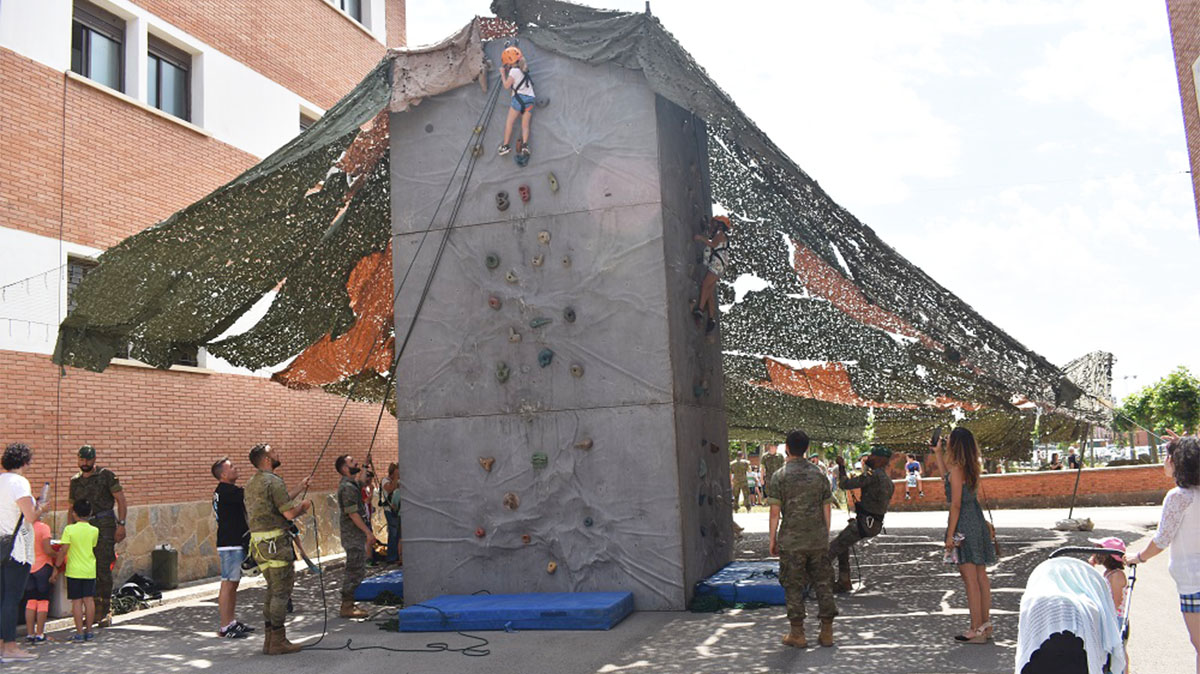 Rocódromo instalado en el acuartelamiento de Aizoain. Cedida.