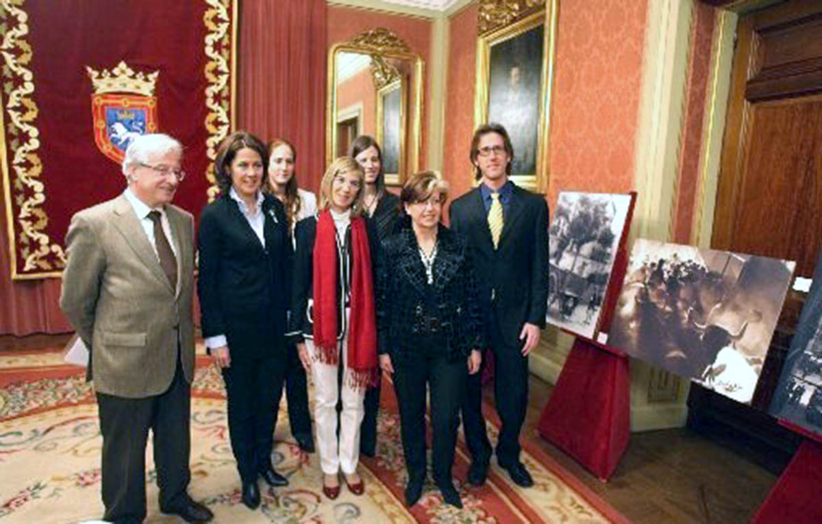 Abril de 2009 la familia de Javier Carlos Retegui, su viuda y tres hijos, en el acto de donación del fondo de Zubieta y Retegui a la alcaldesa Barcina, en presencia de los archiveros J.L Molins y Ana Hueso. (Archivo Municipal de Pamplona).