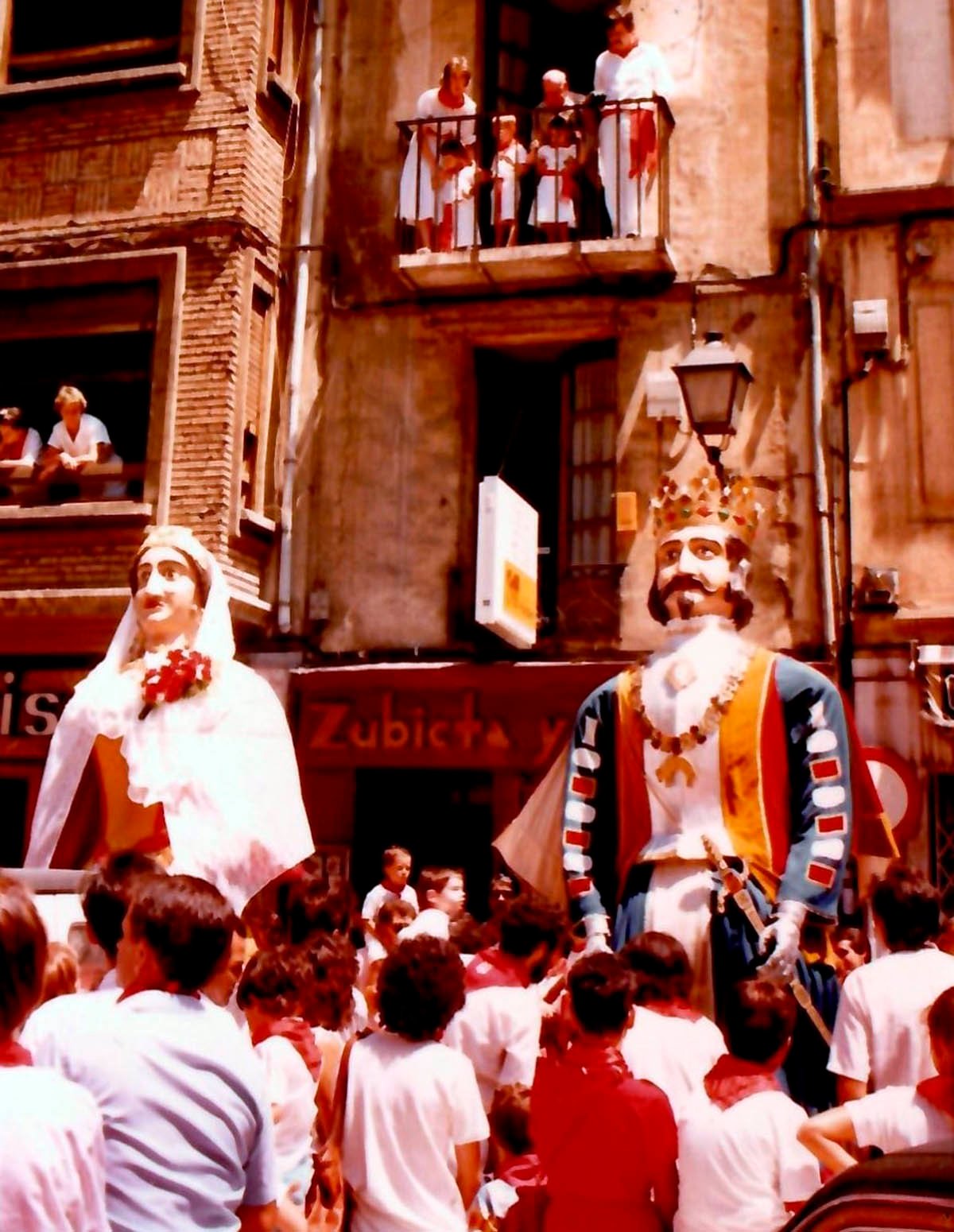 Visita de la Comparsa de Gigantes a Zubieta y Retegui en los Sanfermines de 1986. En el balcón del segundo piso Machús Ruiz de Azagra y Paco Zubieta. (Cortesía de la familia).