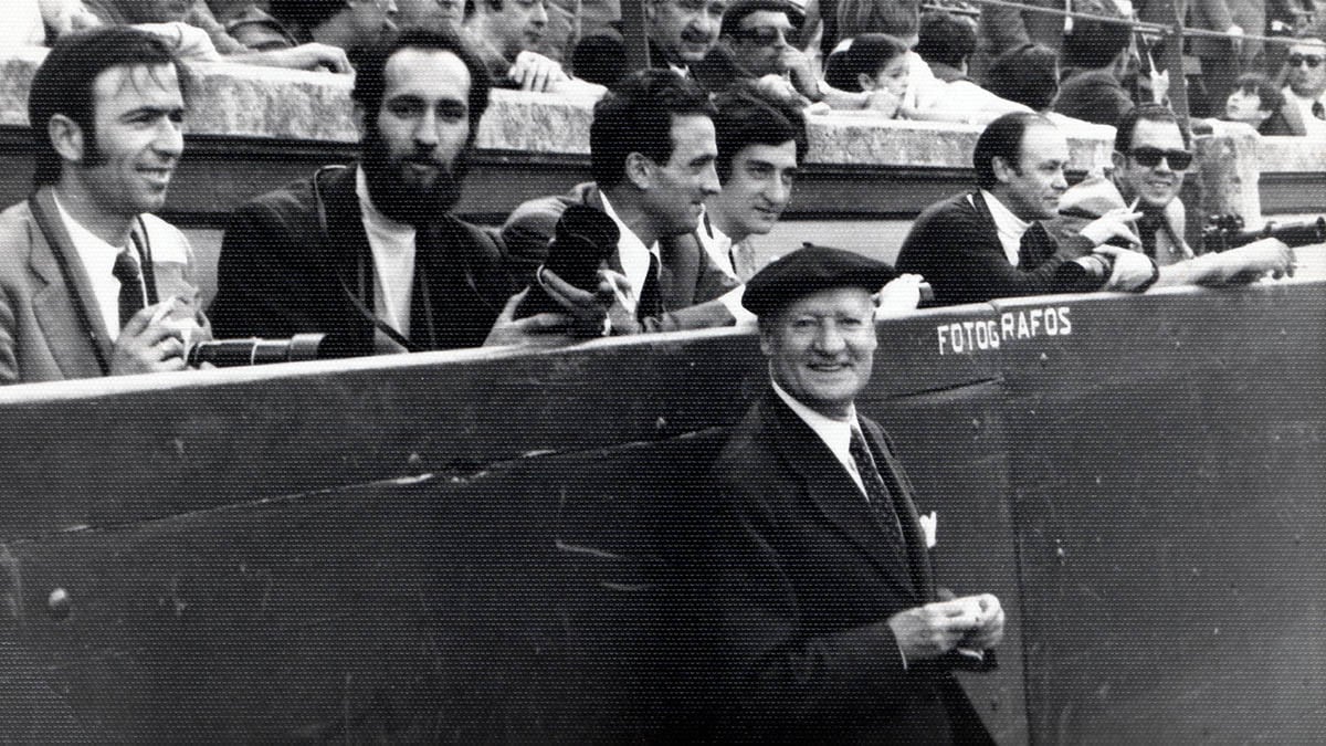 Burladero de fotógrafos. En primer plano Paco Zubieta. El segundo por la izquierda, su sobrino Javier Carlos Retegui. (Archivo Municipal de Pamplona. Fondo Zubieta y Retegui).