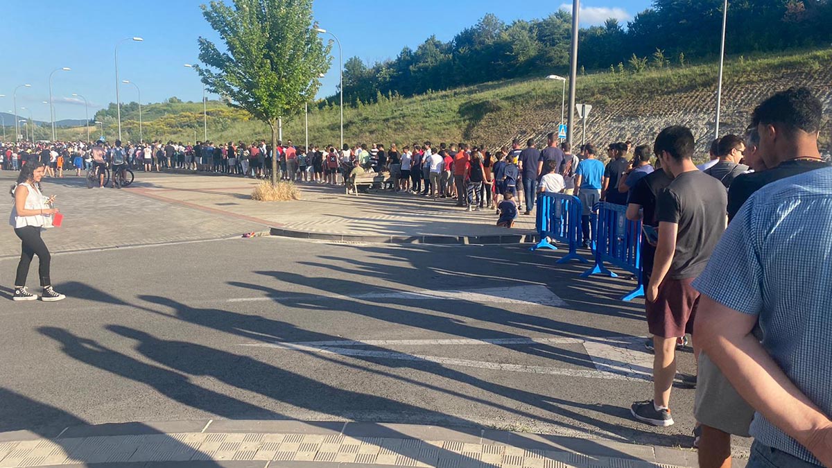 Las enorme colas formadas en los aledaños de El Sadar para entrar al encuentro entre Argentina y Estonia.