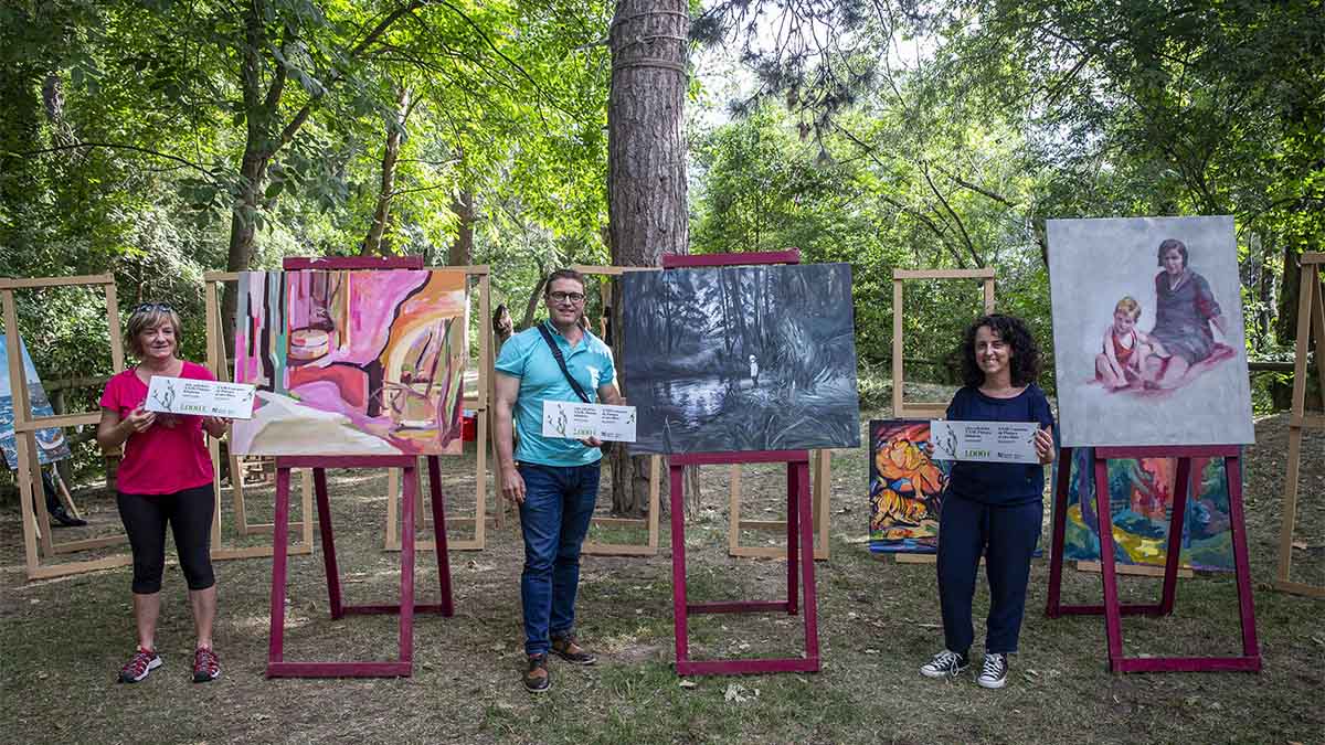 De izquierda a derecha, Edurne Lizarraga Lecaroz, madre de Fermín Asurmendi Lizarraga (accésit), Eduardo Alsasua García (primer premio) e Irantzu Vides Guindano (accésit) junto a sus obras. JESÚS CASO