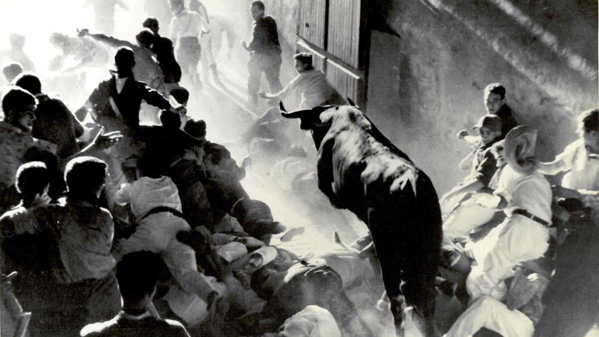 Contraluz del callejón. 7 de julio de 1961 (Archivo Municipal de Pamplona. Fondo Zubieta y Retegui).