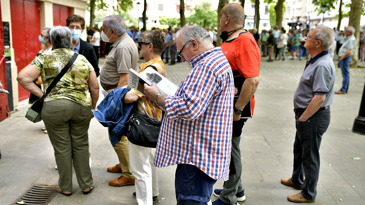 Renovación abonos de la Plaza de Toros de Pamplona para la feria del Toro de Pamplona. PABLO LASAOSA