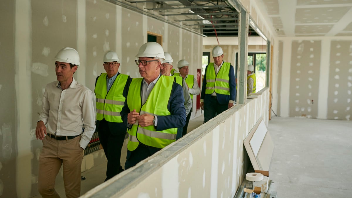 El consejero de Educación, Carlos Gimeno, y el alcalde de Pamplona, Enrique Maya, visitan las obras del nuevo colegio público del Soto de Lezkairu. PABLO LASAOSA