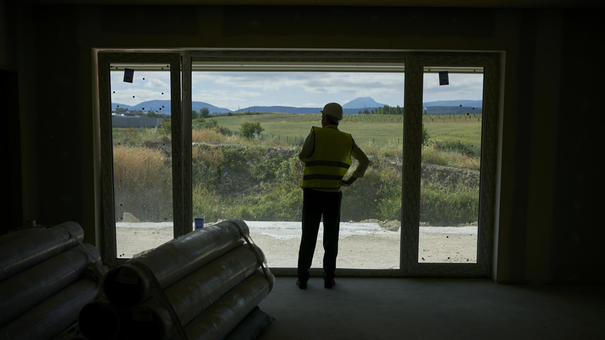 El consejero de Educación, Carlos Gimeno, y el alcalde de Pamplona, Enrique Maya, visitan las obras del nuevo colegio público del Soto de Lezkairu. PABLO LASAOSA