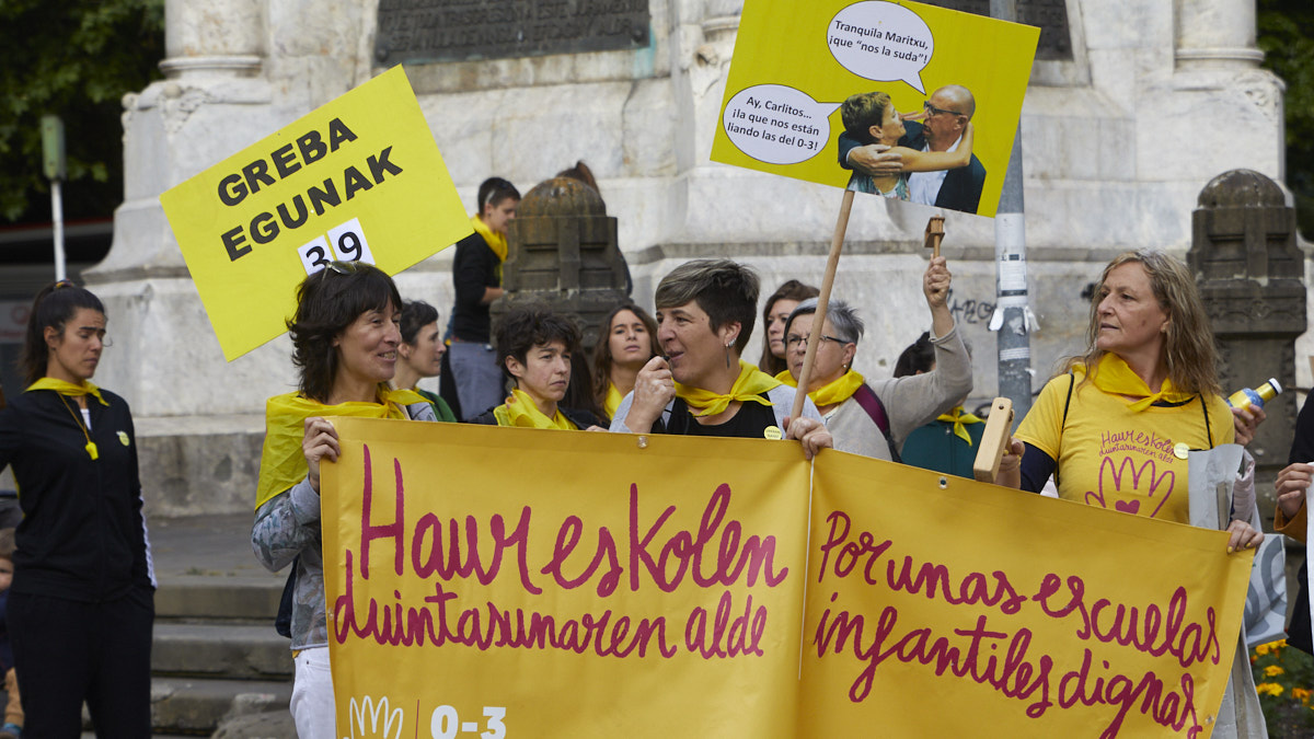 Concentración de la plataforma 0-3 de las escuelas infantiles a las puertas del Palacio de Navarra. IÑIGO ALZUGARAY