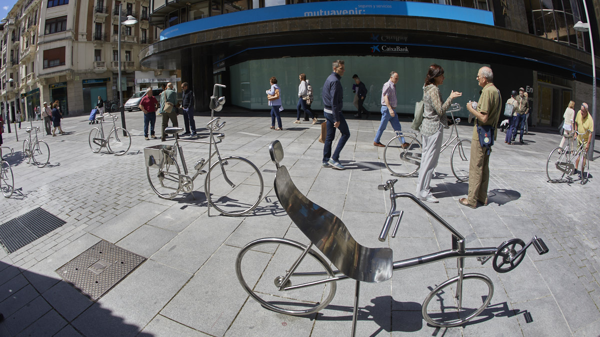 Inauguración del conjunto escultórico 'Diez bicicletas' creado por Jesús Sukunza, que mostrará a través del arte urbano la apuesta de Pamplona por la movilidad sostenible. IÑIGO ALZUGARAY