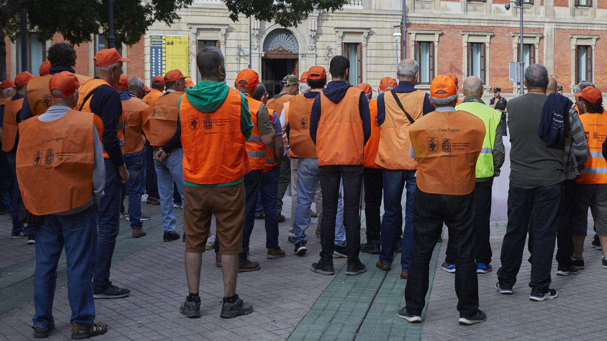 Concentración a favor de la caza a las puertas del Parlamento de Navarra. IÑIGO ALZUGARAY
