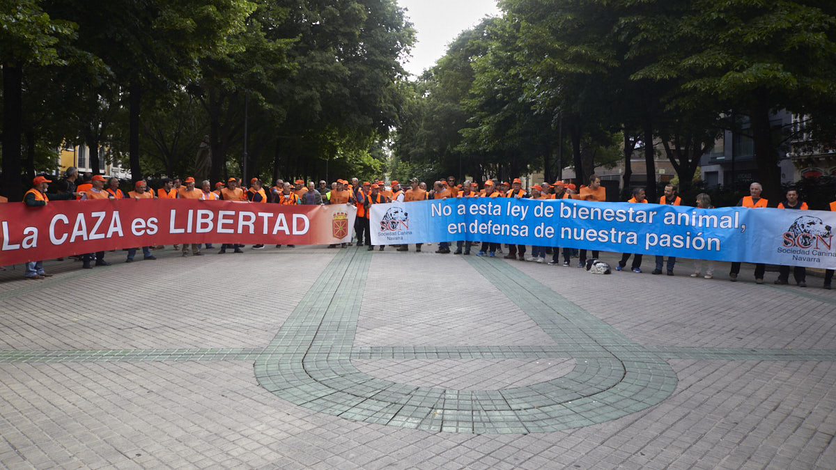 Concentración a favor de la caza a las puertas del Parlamento de Navarra. IÑIGO ALZUGARAY