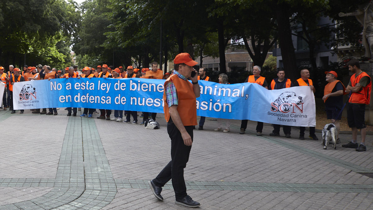 Concentración a favor de la caza a las puertas del Parlamento de Navarra. IÑIGO ALZUGARAY
