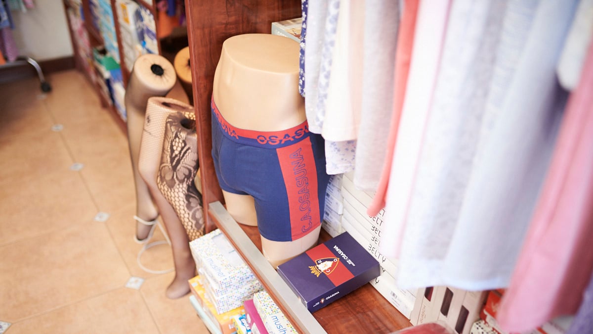 Mercería Lezka, en la calle Abejeras 6 de Pamplona. PABLO LASAOSA