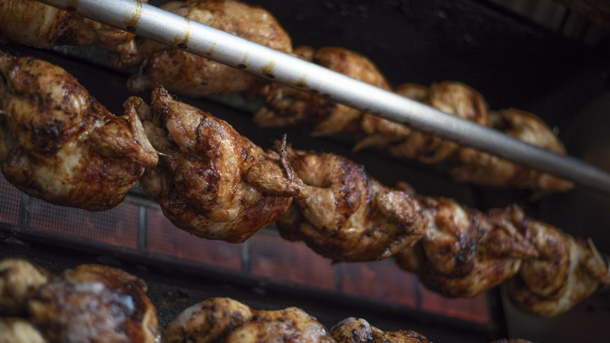 Pollos asados en el comercio Pollo Paulino en la calle Paulino Caballero, Nº18. IRAITZ IRIARTE.