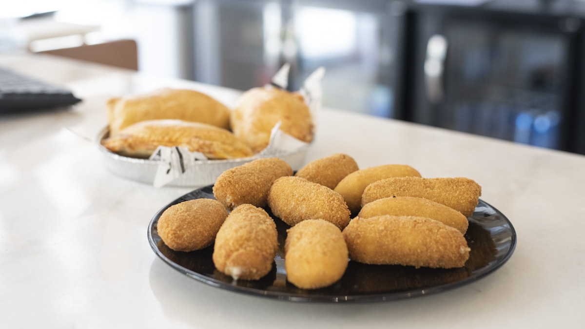 Pollos asados en el comercio Pollo Paulino en la calle Paulino Caballero, Nº18. IRAITZ IRIARTE.