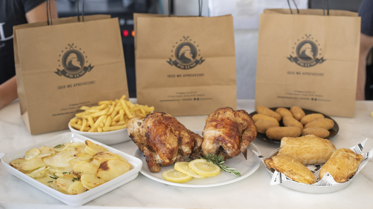 Pollos asados en el comercio Pollo Paulino en la calle Paulino Caballero, Nº18. IRAITZ IRIARTE.