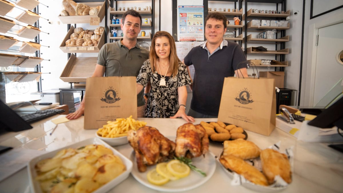 Pollos asados en el comercio Pollo Paulino en la calle Paulino Caballero, Nº18. IRAITZ IRIARTE.