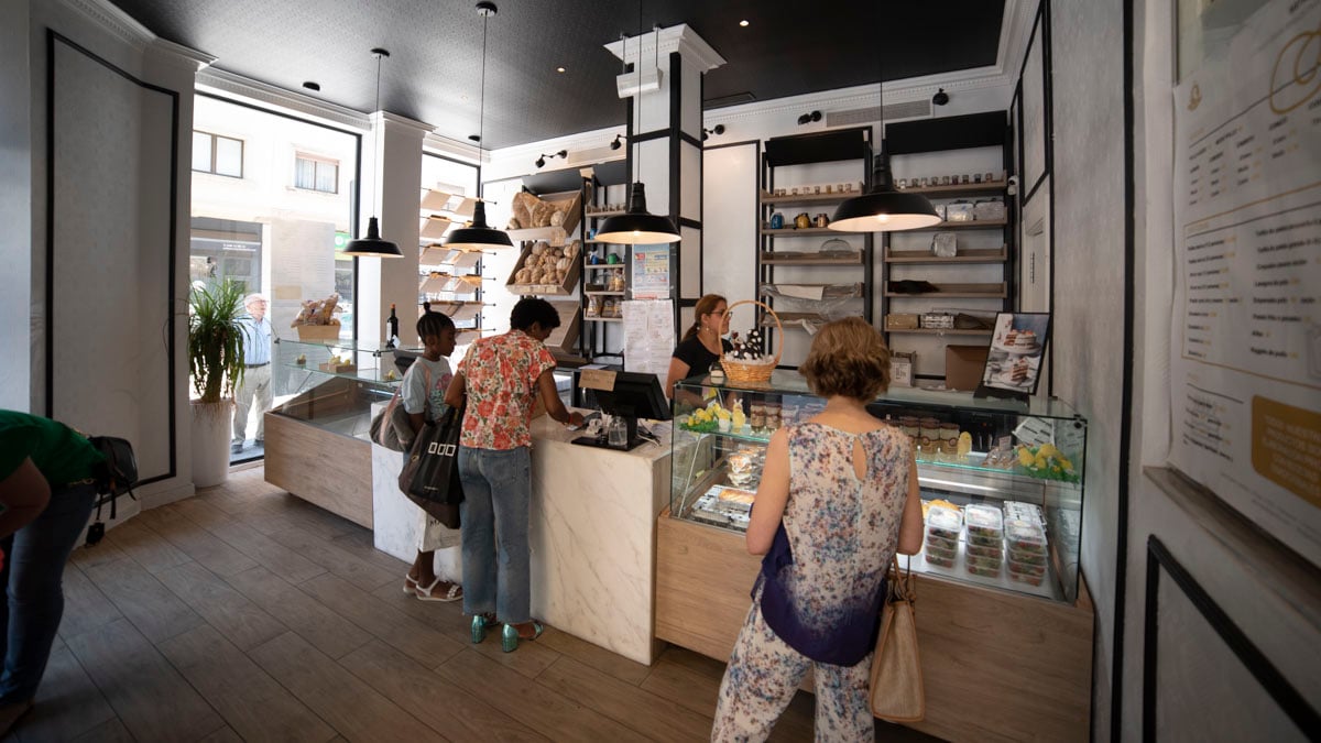 Pollos asados en el comercio Pollo Paulino en la calle Paulino Caballero, Nº18. IRAITZ IRIARTE.