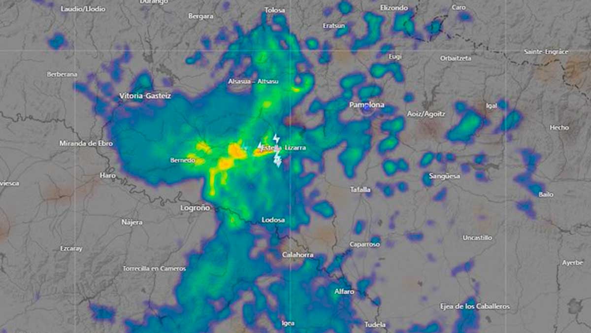 Imagen del Radar señalando la posición de las tormentas y la zona de los incendios. BOMBEROS DE NAVARRA