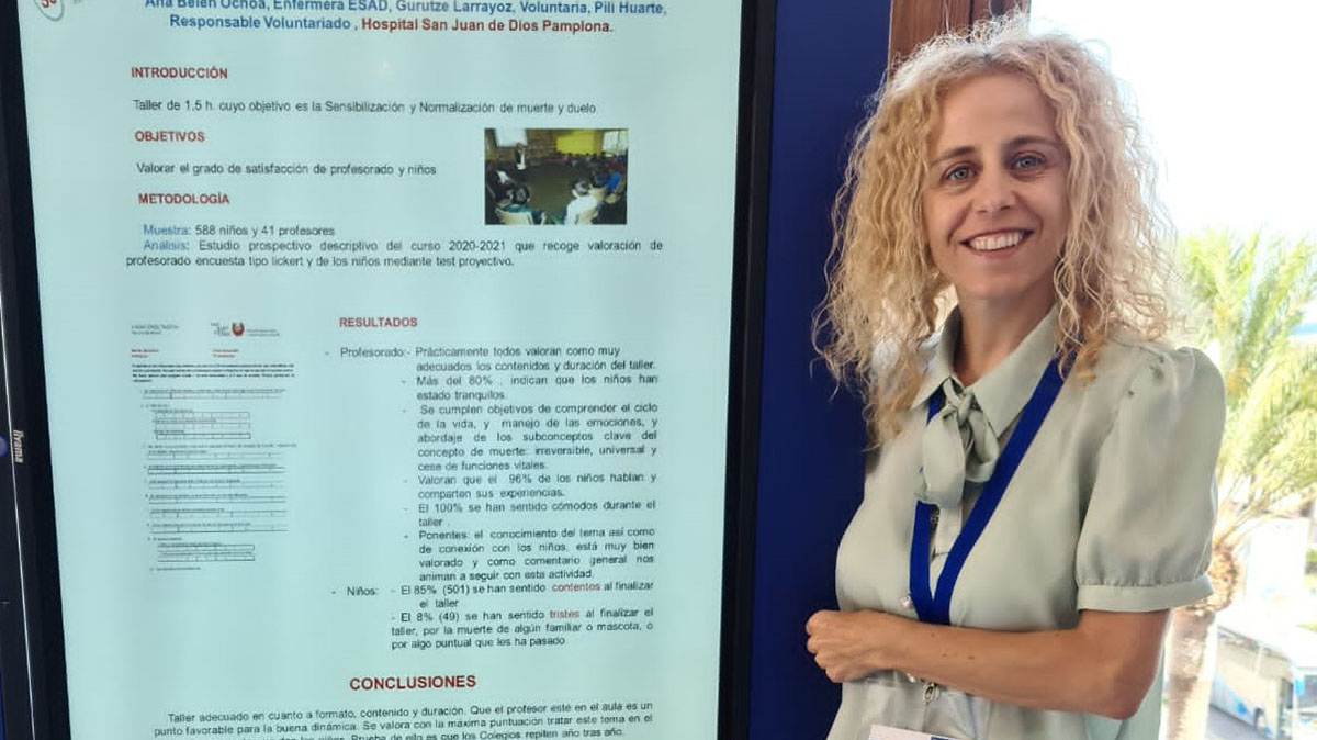 Ana Belén Ochoa, enfermera del HSJD, ganadora del Premio a la “Mejor Comunicación formato póster”. HOSPITAL SAN JUAN DE DIOS
