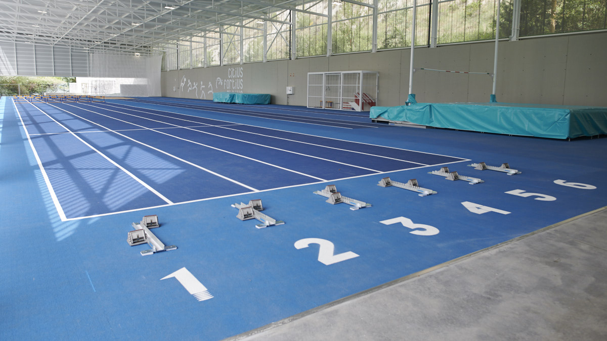 Miembros de la comisión municipal de Asuntos Ciudadanos visitan la pista cubierta de atletismo de la SDR Echavacoiz. PABLO LASAOSA