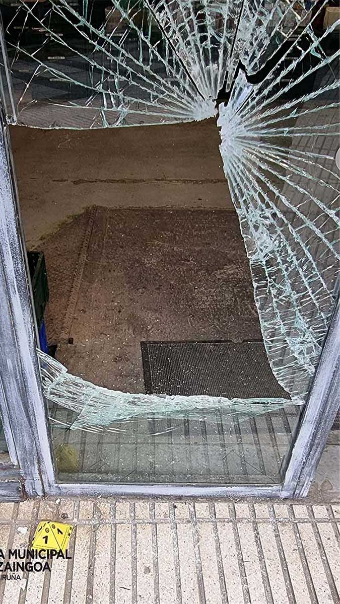 Estado en el que se quedó el establecimiento de Iturrama debido al robo. POLICÍA MUNICIPAL