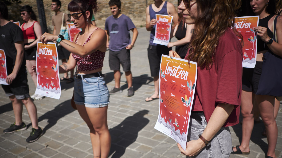 La plataforma Herri Sanferminak presenta un programa de actividades que ha organizado para los Sanfermines en el Casco Viejo y realiza una "lectura de la situación". PABLO LASAOSA