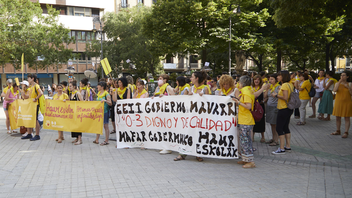Concentración de la plataforma 0-3 de educación infantil a las puertas del Parlamento de Navarra. IÑIGO ALZUGARAY