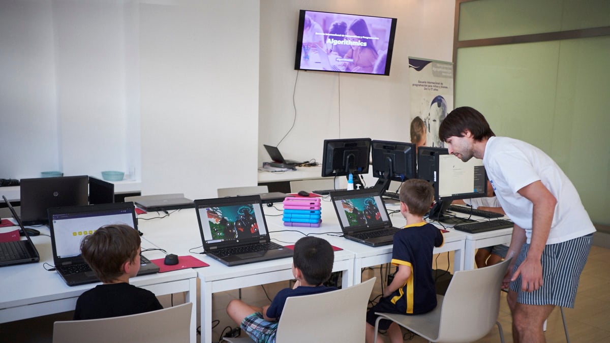 Academia se llama Algorithmics en Avenida Juan Pablo II número 2 de Pamplona. PABLO LASAOSA