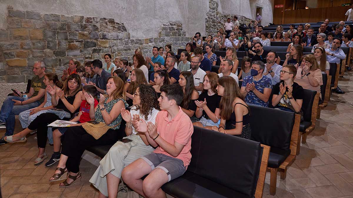 El Ayuntamiento entrega los premios del concurso literario para alumnado de Primaria y Secundaria en las modalidades de cómic y cuento. AYUNTAMIENTO DE PAMPLONA