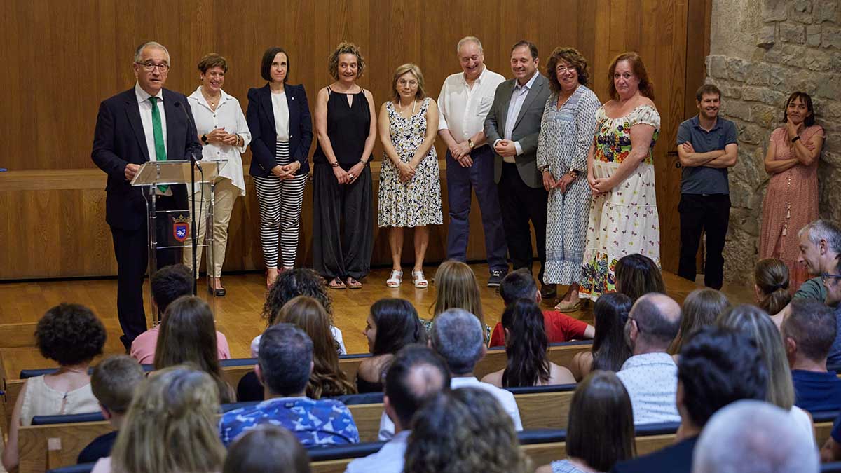 El Ayuntamiento entrega los premios del concurso literario para alumnado de Primaria y Secundaria en las modalidades de cómic y cuento. AYUNTAMIENTO DE PAMPLONA