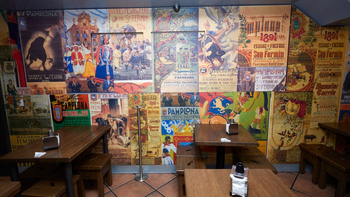 Bodegón Sarria, en la calle Estafeta de Pamplona. IÑIGO ALZUGARAY