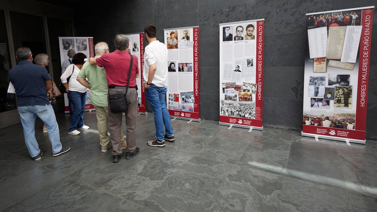 Exposición "Hombres y mujeres de puño en alto. 100 años de comunismo en Navarra"  en el Parlamento foral. IÑIGO ALZUGARAY
