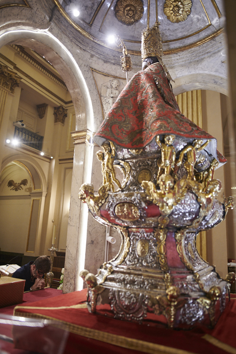El torero Juan José Padilla visita la Capilla de San Fermín. PABLO LASAOSA 