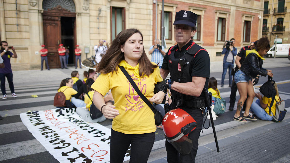 La Policía Foral desaloja a las manifestantes del 0-3 que bloqueaban la carretera. PABLO LASAOSA